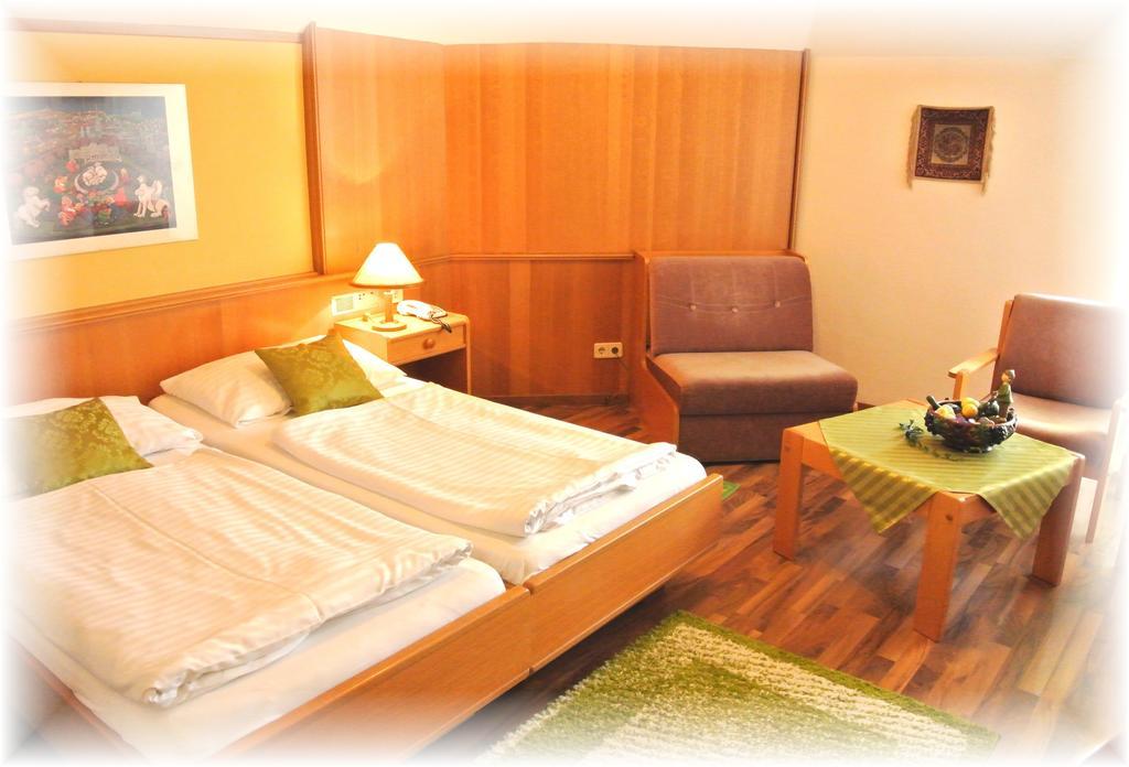 Parkhotel Neubauer Savanyúkút Szoba fotó