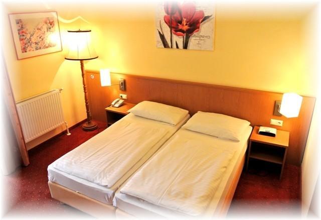Parkhotel Neubauer Savanyúkút Szoba fotó